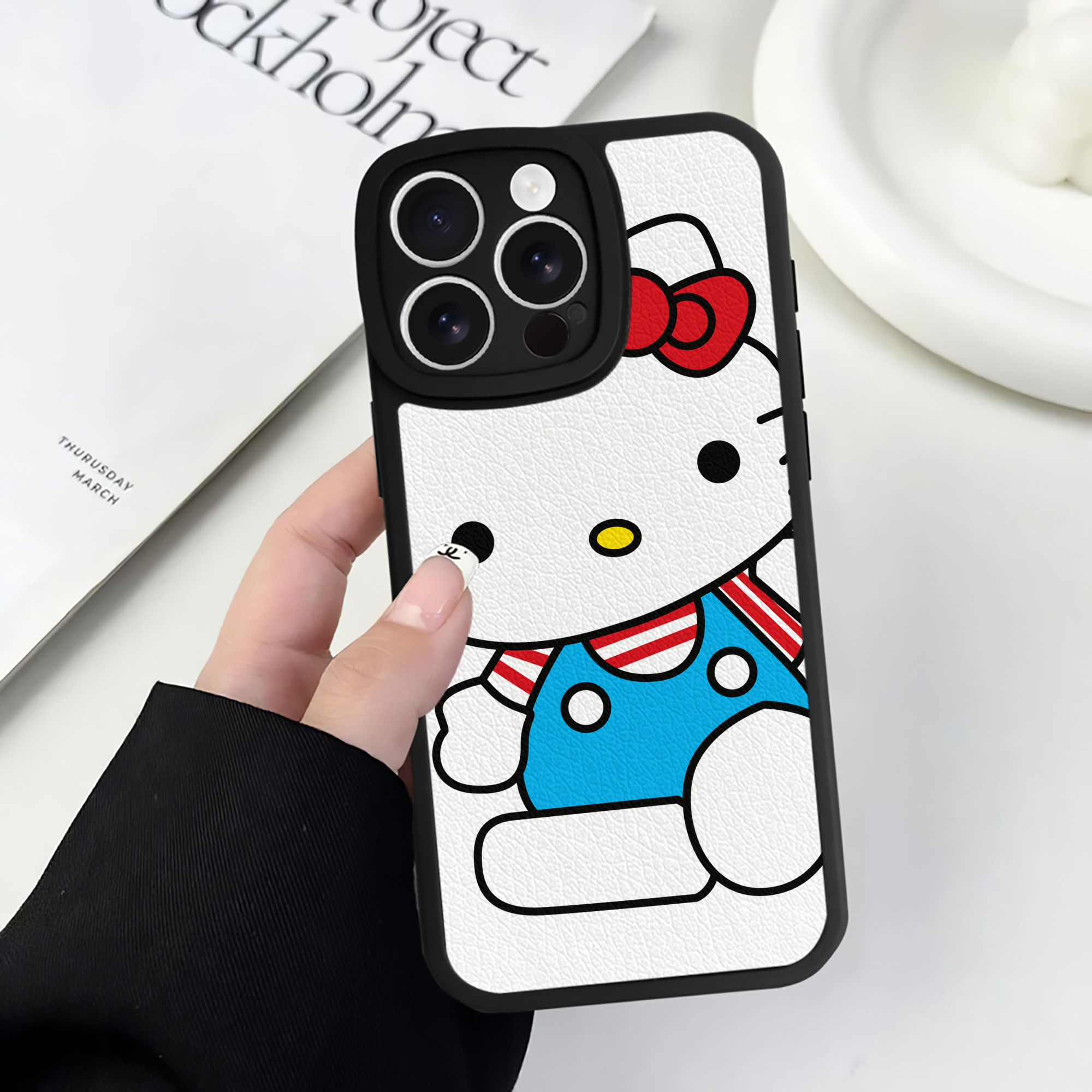 （画像用） Hello Kitty ハローキティ 【iPhone 16シリーズ対応】シリコンスマホケース（レザー調） 材質：シリコン